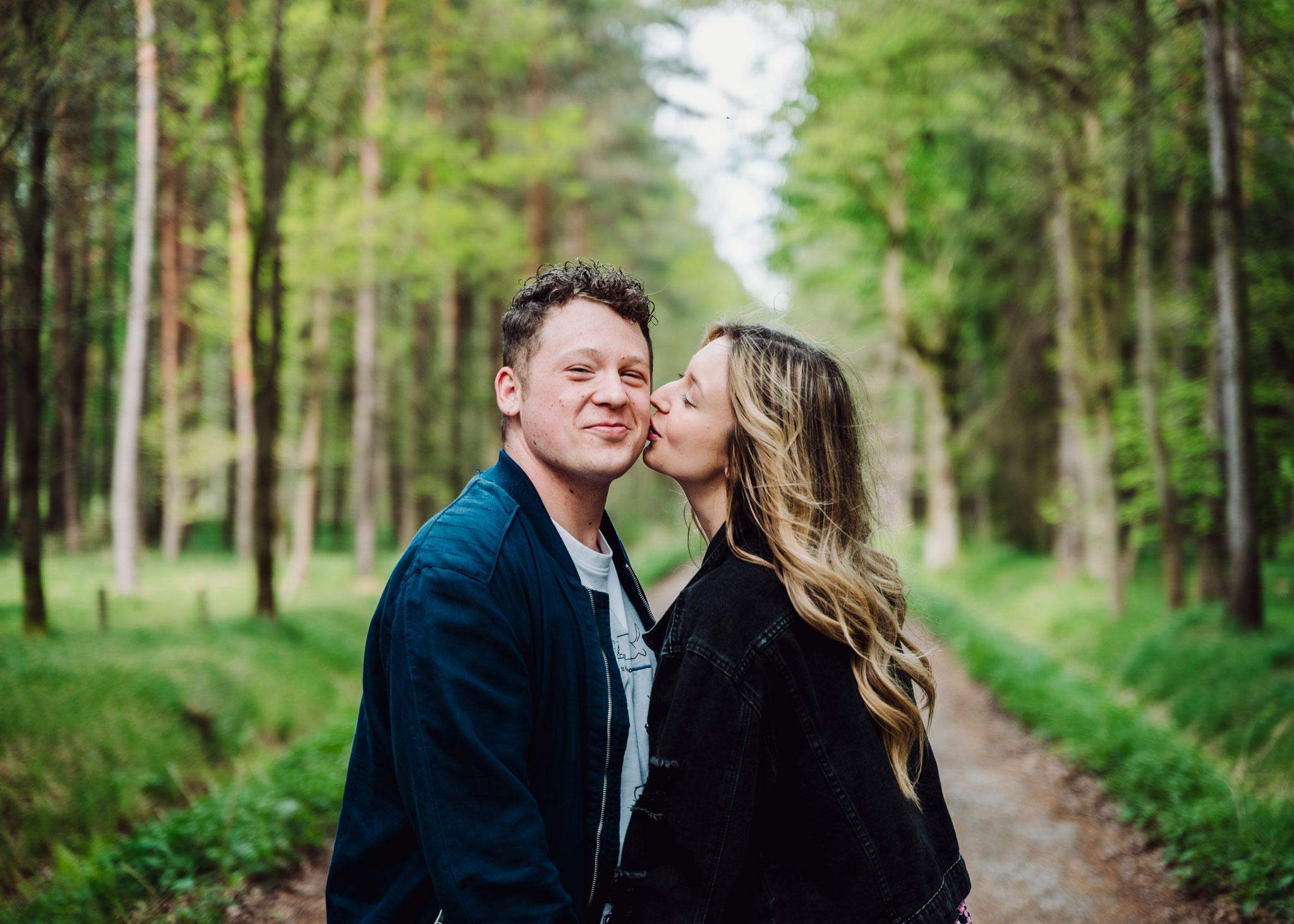 Plenerowe zdjęcie, na którym znajduje się para ślubna