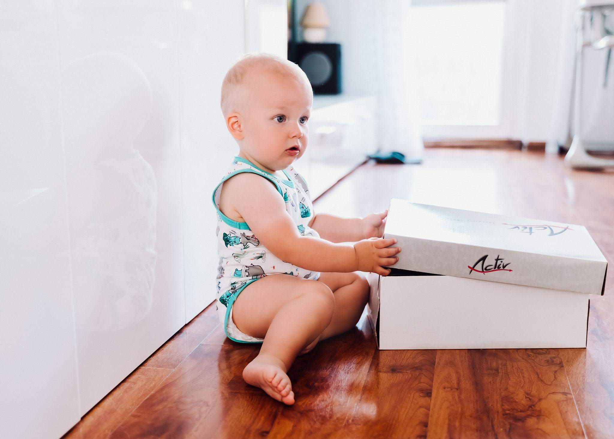 Zdjęcie chłopca, który trzyma pudełko z butami