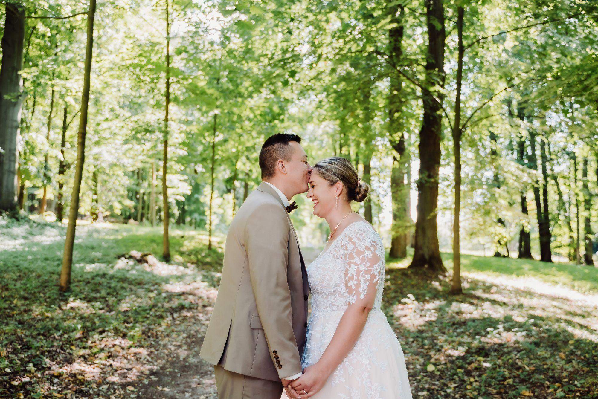 Para patrzy prosto przed siebie. Są mocno przytuleni a zdjęcie pokazuje jak ich oczy stykają się. 