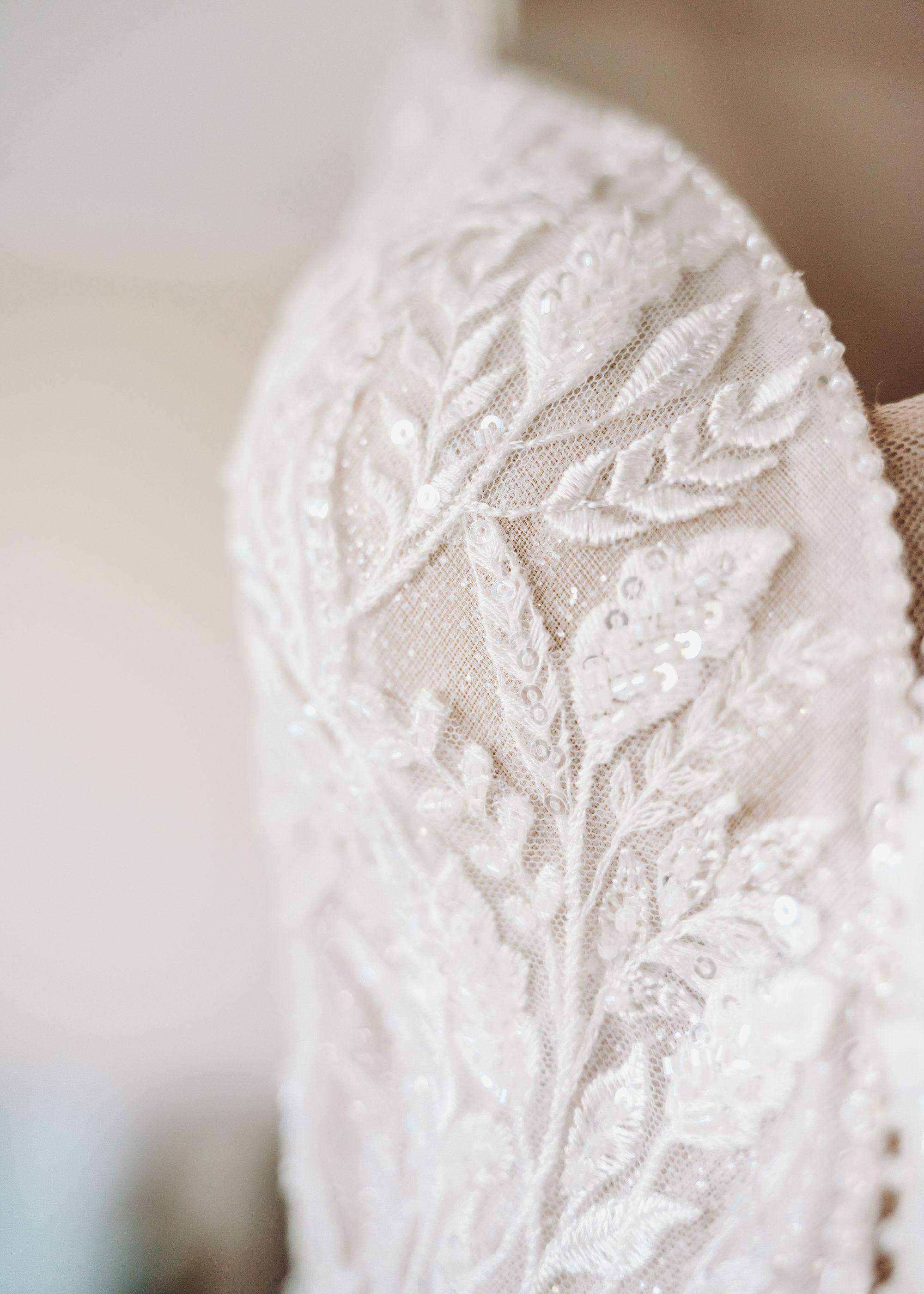 Zdjęcie momentu zakładania butów przez Panią Młodą